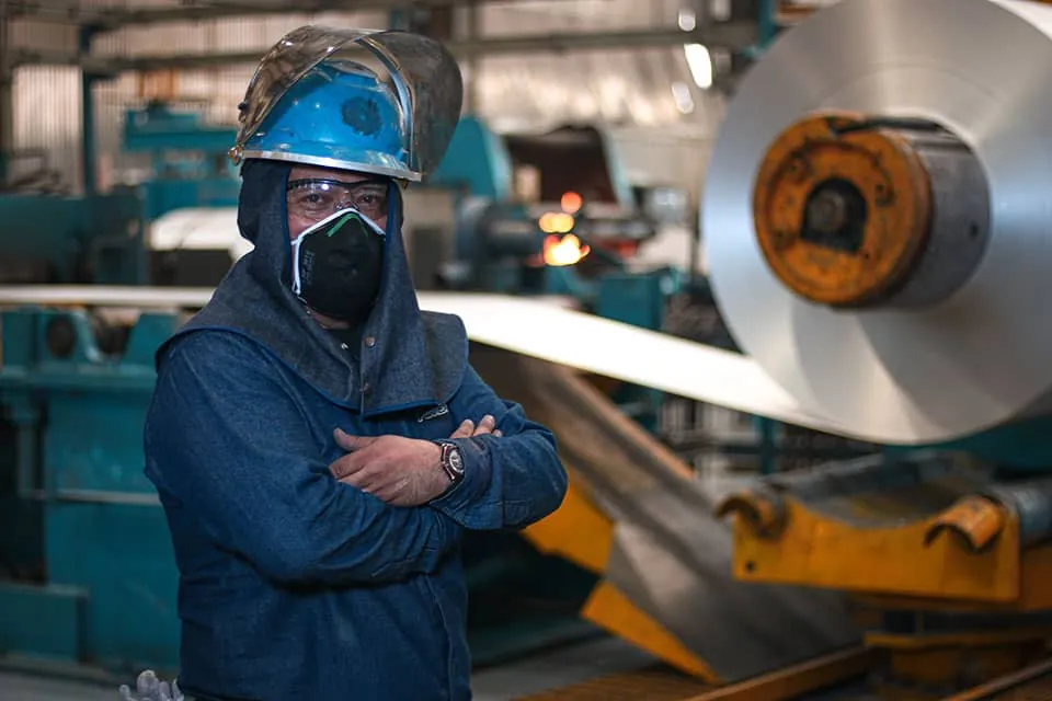 Employé d'Almexa sur une ligne de coupe