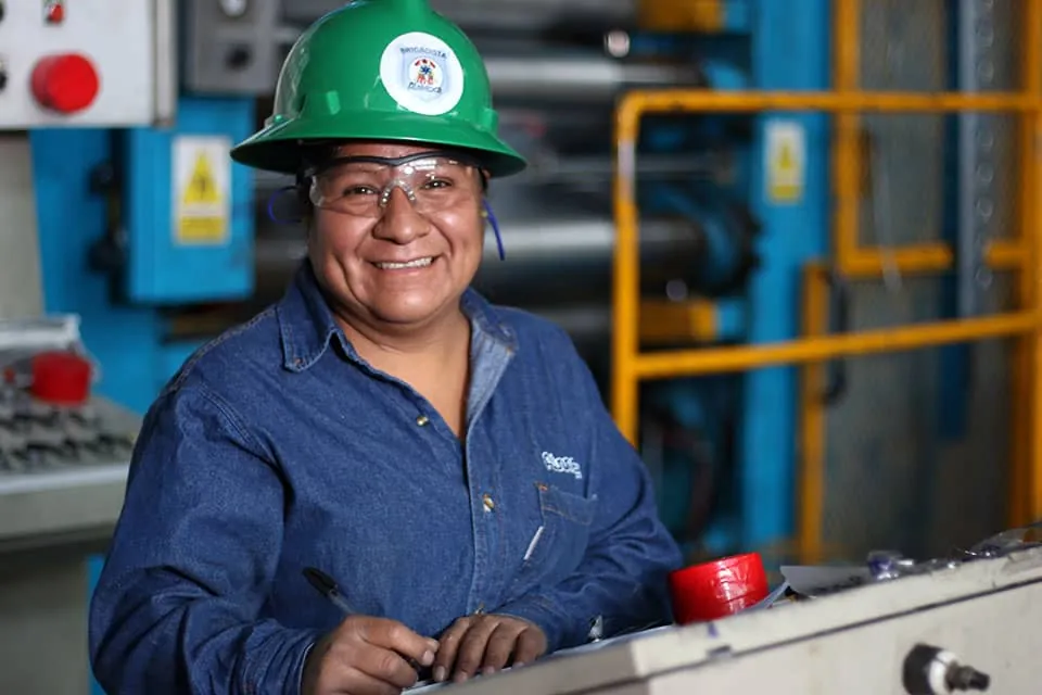 Ingeniera de Almexa en el control de línea