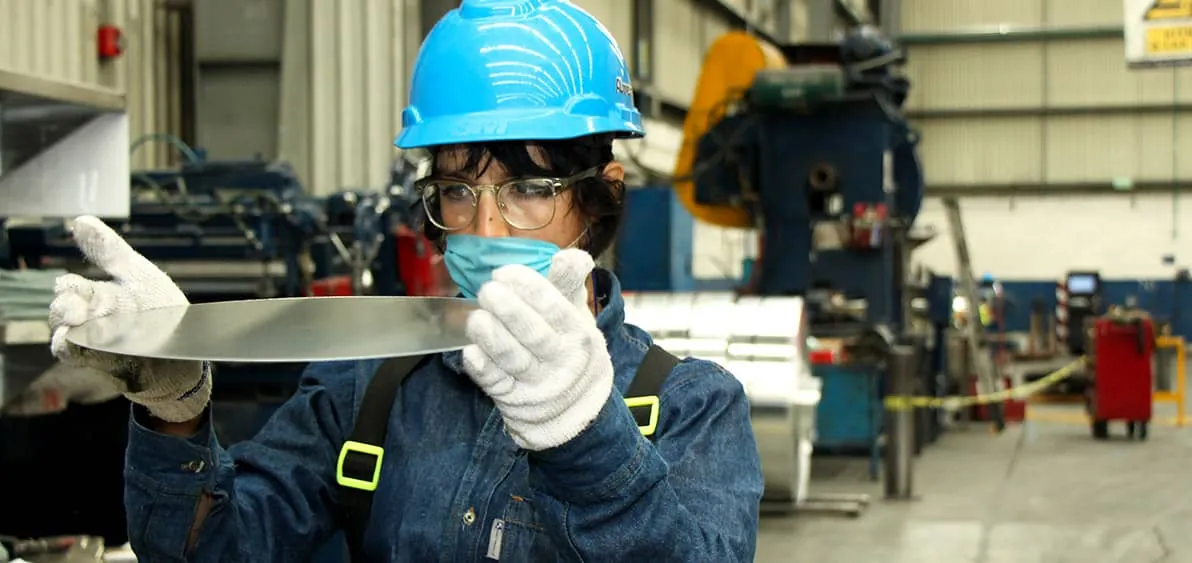 Opératrice Almexa vérifiant une feuille d'aluminium