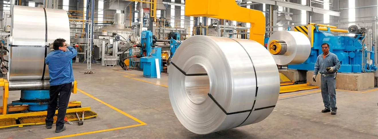 Rollo de aluminio en la nave de la planta de Almexa