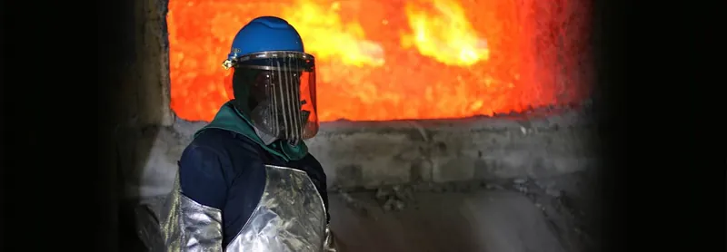 Operador frente al horno de fundición