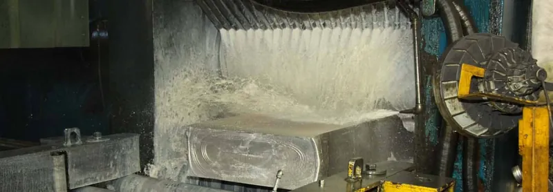 Banda de aluminio saliendo del laminador en caliente